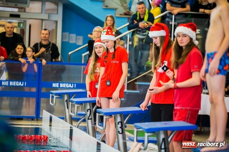Zdjęcie w galerii na portalu naszraciborz.pl: Mikołajkowe Zawody Pływackie w ZSOMS wiadomości z regionu