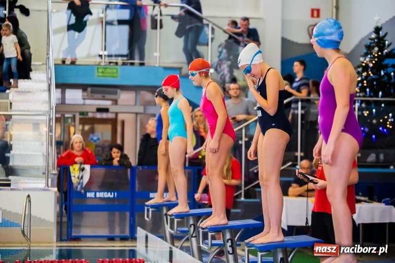 Zdjęcie w galerii na portalu naszraciborz.pl: Mikołajkowe Zawody Pływackie w ZSOMS wiadomości z regionu