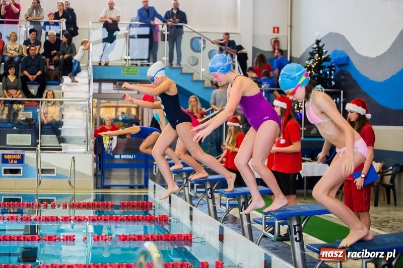 Zdjęcie w galerii na portalu naszraciborz.pl: Mikołajkowe Zawody Pływackie w ZSOMS wiadomości z regionu