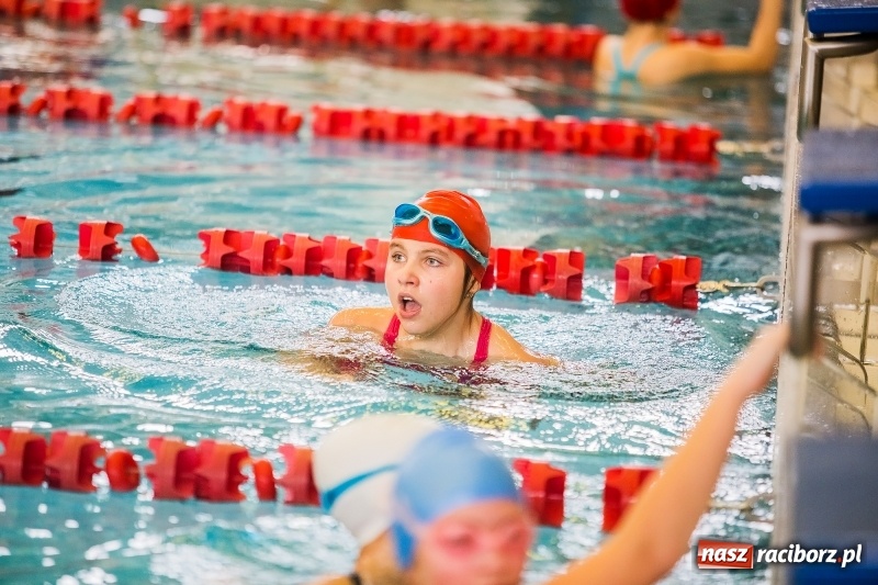 Zdjęcie w galerii na portalu naszraciborz.pl: Mikołajkowe Zawody Pływackie w ZSOMS wiadomości z regionu