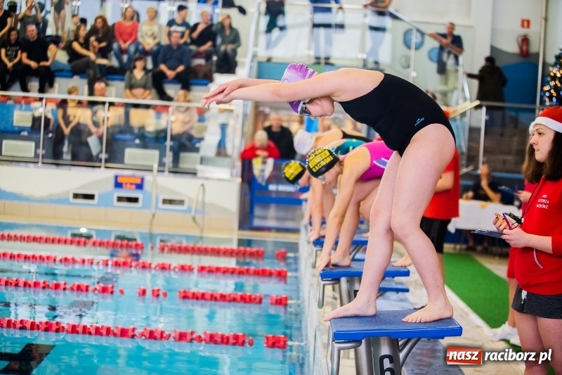 Zdjęcie w galerii na portalu naszraciborz.pl: Mikołajkowe Zawody Pływackie w ZSOMS wiadomości z regionu
