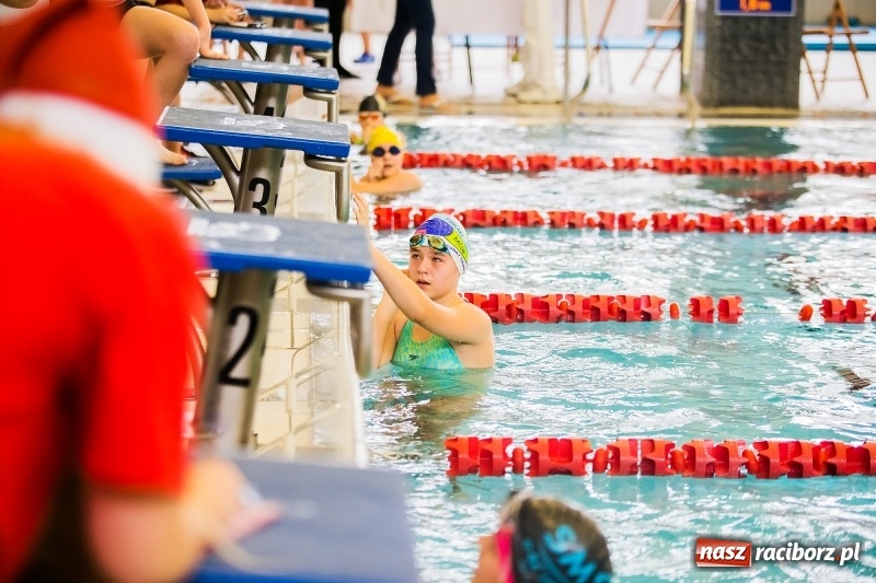 Zdjęcie w galerii na portalu naszraciborz.pl: Mikołajkowe Zawody Pływackie w ZSOMS wiadomości z regionu