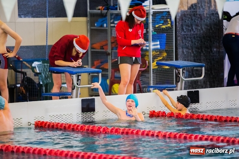 Zdjęcie w galerii na portalu naszraciborz.pl: Mikołajkowe Zawody Pływackie w ZSOMS wiadomości z regionu