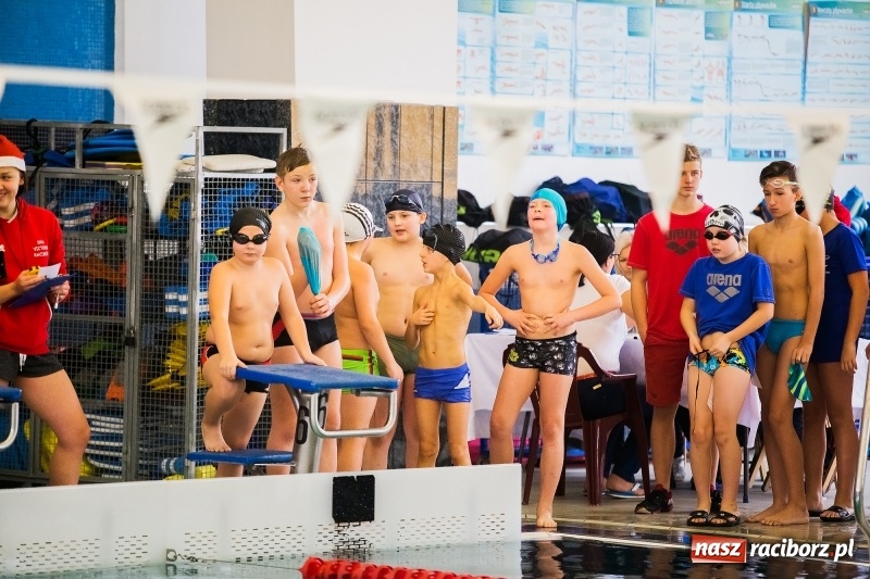 Zdjęcie w galerii na portalu naszraciborz.pl: Mikołajkowe Zawody Pływackie w ZSOMS wiadomości z regionu