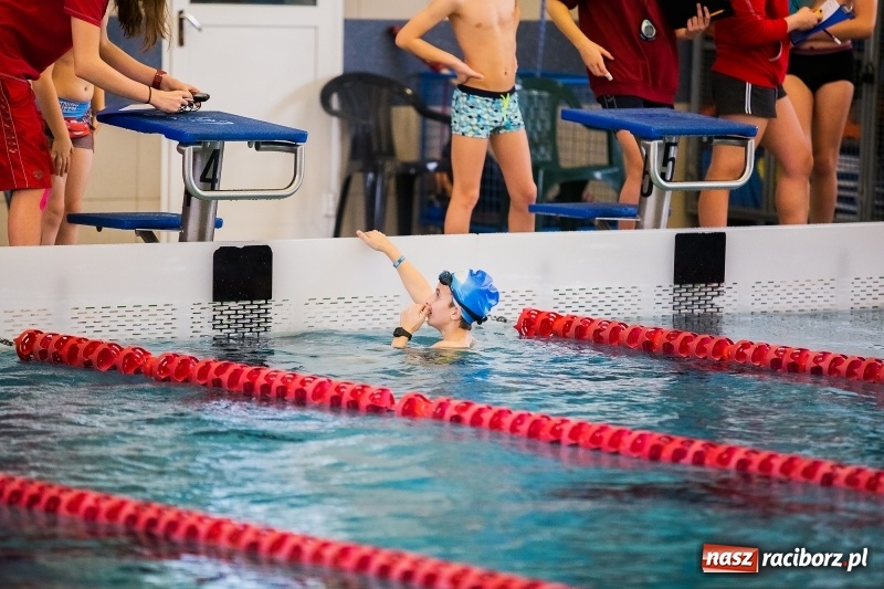 Zdjęcie w galerii na portalu naszraciborz.pl: Mikołajkowe Zawody Pływackie w ZSOMS wiadomości z regionu