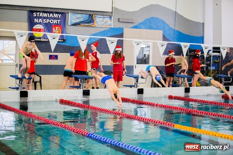 Zdjęcie w galerii na portalu naszraciborz.pl: Mikołajkowe Zawody Pływackie w ZSOMS wiadomości z regionu