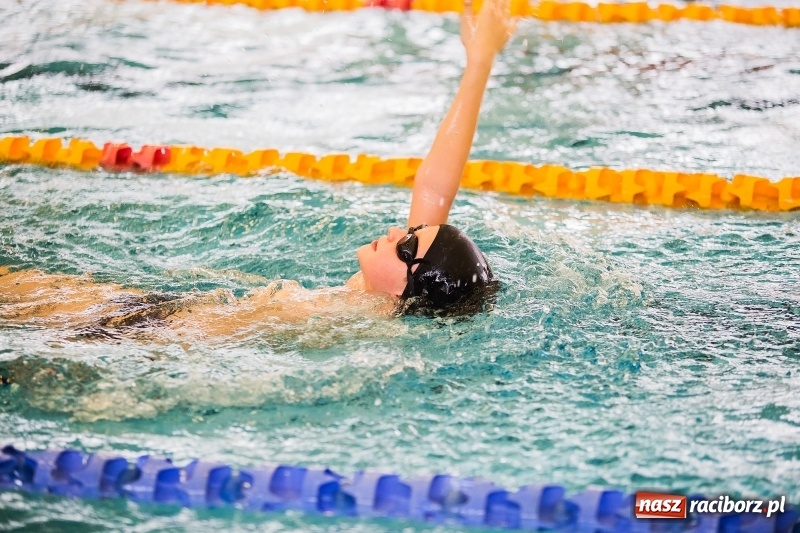 Zdjęcie w galerii na portalu naszraciborz.pl: Mikołajkowe Zawody Pływackie w ZSOMS wiadomości z regionu