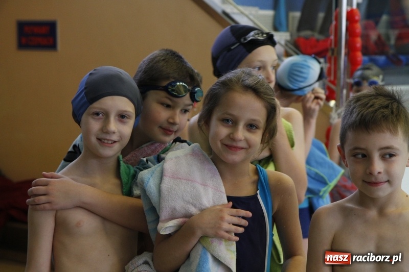 Zdjęcie w galerii na portalu naszraciborz.pl: Mikołajkowe Zawody Pływackie w ZSOMS wiadomości z regionu