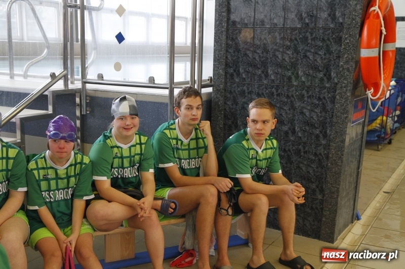 Zdjęcie w galerii na portalu naszraciborz.pl: Mikołajkowe Zawody Pływackie w ZSOMS wiadomości z regionu