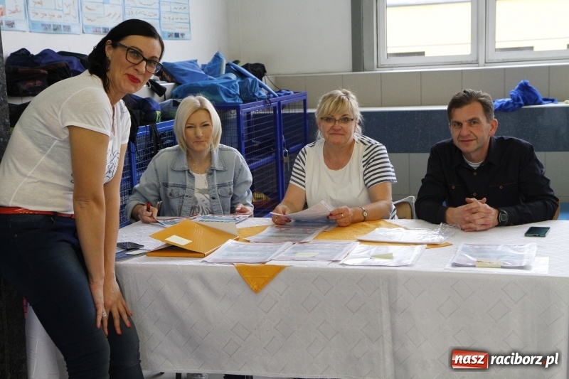 Zdjęcie w galerii na portalu naszraciborz.pl: Mikołajkowe Zawody Pływackie w ZSOMS wiadomości z regionu