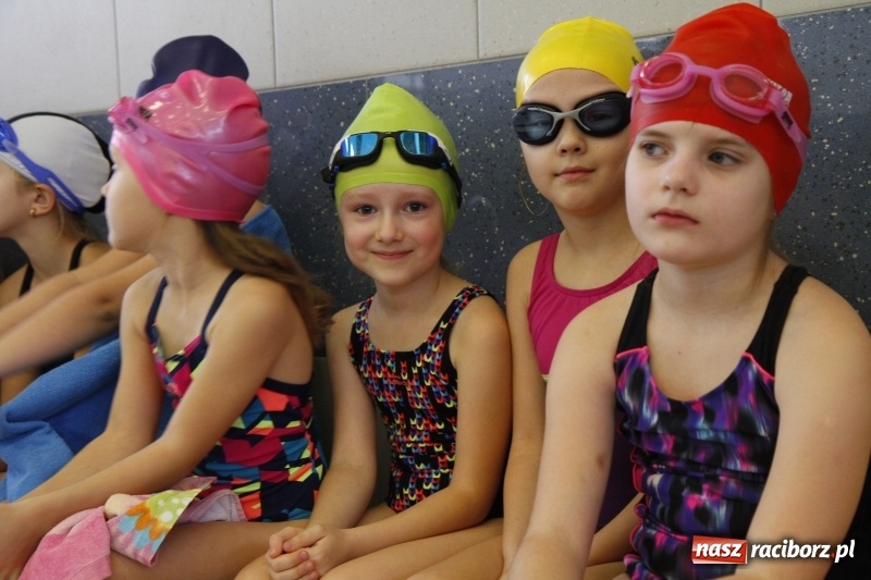 Zdjęcie w galerii na portalu naszraciborz.pl: Mikołajkowe Zawody Pływackie w ZSOMS wiadomości z regionu