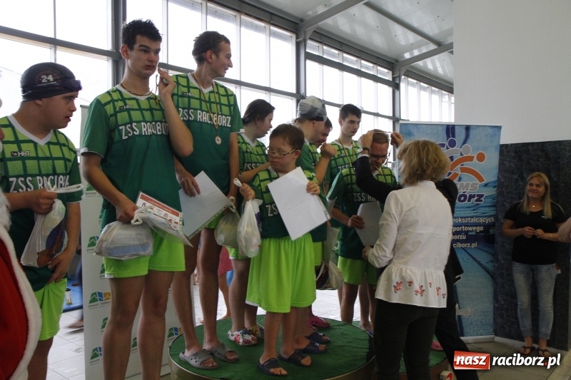 Zdjęcie w galerii na portalu naszraciborz.pl: Mikołajkowe Zawody Pływackie w ZSOMS wiadomości z regionu