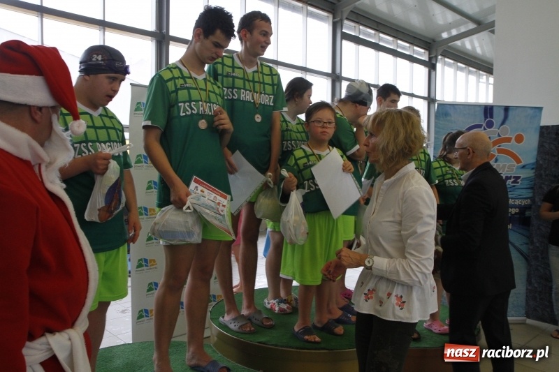 Zdjęcie w galerii na portalu naszraciborz.pl: Mikołajkowe Zawody Pływackie w ZSOMS wiadomości z regionu