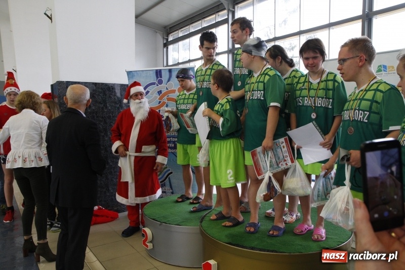 Zdjęcie w galerii na portalu naszraciborz.pl: Mikołajkowe Zawody Pływackie w ZSOMS wiadomości z regionu