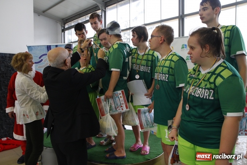 Zdjęcie w galerii na portalu naszraciborz.pl: Mikołajkowe Zawody Pływackie w ZSOMS wiadomości z regionu