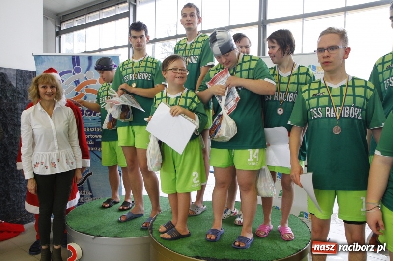 Zdjęcie w galerii na portalu naszraciborz.pl: Mikołajkowe Zawody Pływackie w ZSOMS wiadomości z regionu