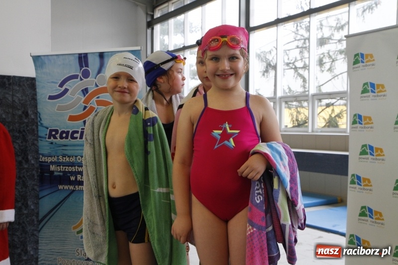 Zdjęcie w galerii na portalu naszraciborz.pl: Mikołajkowe Zawody Pływackie w ZSOMS wiadomości z regionu