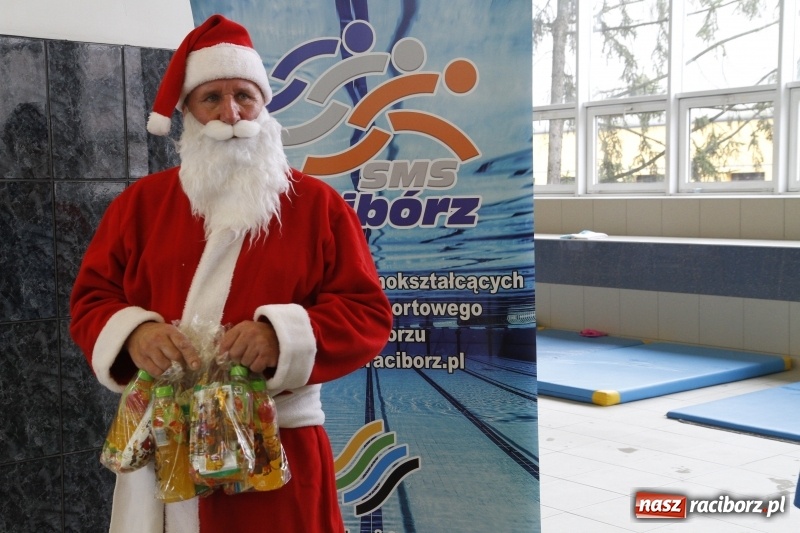 Zdjęcie w galerii na portalu naszraciborz.pl: Mikołajkowe Zawody Pływackie w ZSOMS wiadomości z regionu