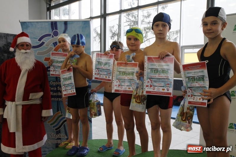 Zdjęcie w galerii na portalu naszraciborz.pl: Mikołajkowe Zawody Pływackie w ZSOMS wiadomości z regionu