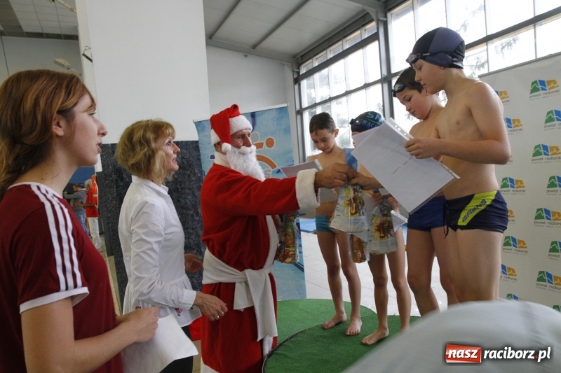 Zdjęcie w galerii na portalu naszraciborz.pl: Mikołajkowe Zawody Pływackie w ZSOMS wiadomości z regionu