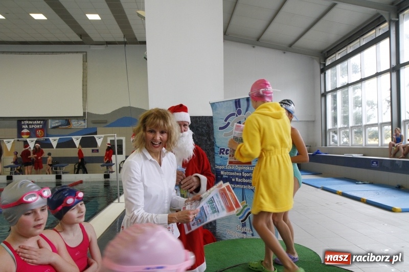 Zdjęcie w galerii na portalu naszraciborz.pl: Mikołajkowe Zawody Pływackie w ZSOMS wiadomości z regionu