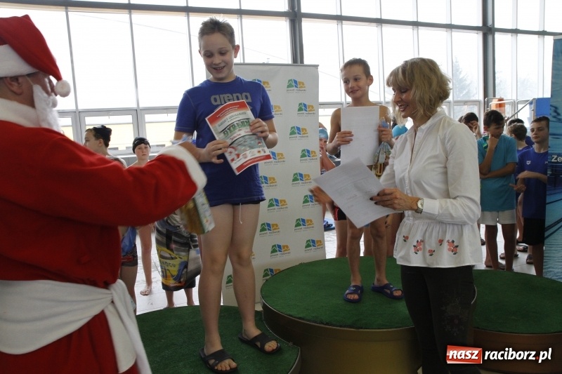 Zdjęcie w galerii na portalu naszraciborz.pl: Mikołajkowe Zawody Pływackie w ZSOMS wiadomości z regionu