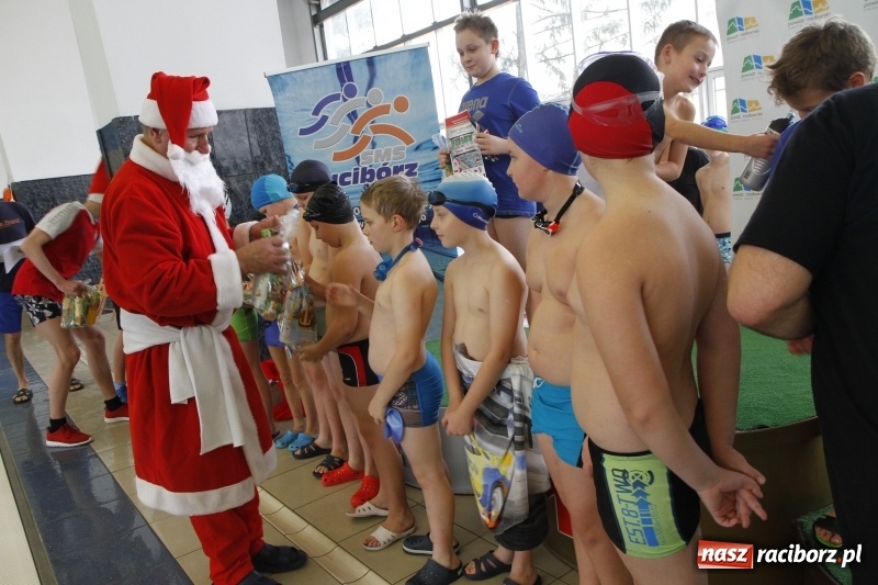 Zdjęcie w galerii na portalu naszraciborz.pl: Mikołajkowe Zawody Pływackie w ZSOMS wiadomości z regionu