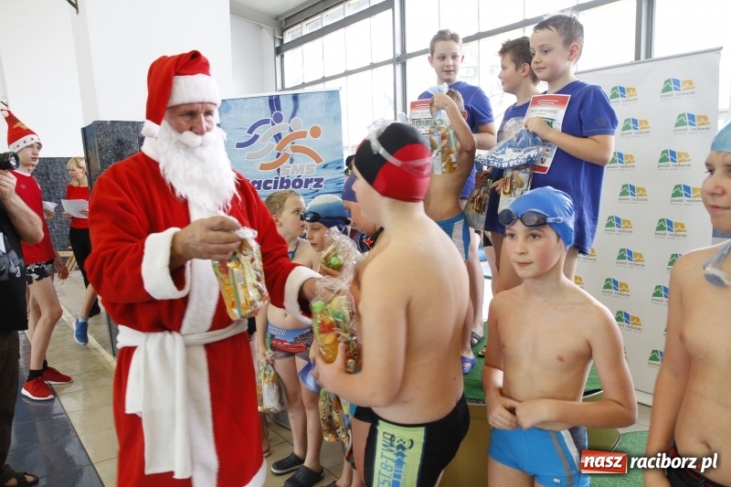 Zdjęcie w galerii na portalu naszraciborz.pl: Mikołajkowe Zawody Pływackie w ZSOMS wiadomości z regionu