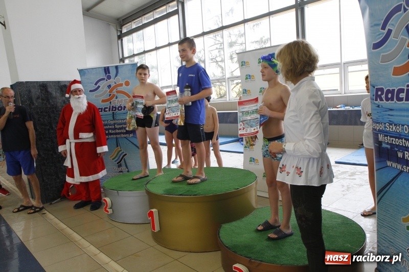 Zdjęcie w galerii na portalu naszraciborz.pl: Mikołajkowe Zawody Pływackie w ZSOMS wiadomości z regionu