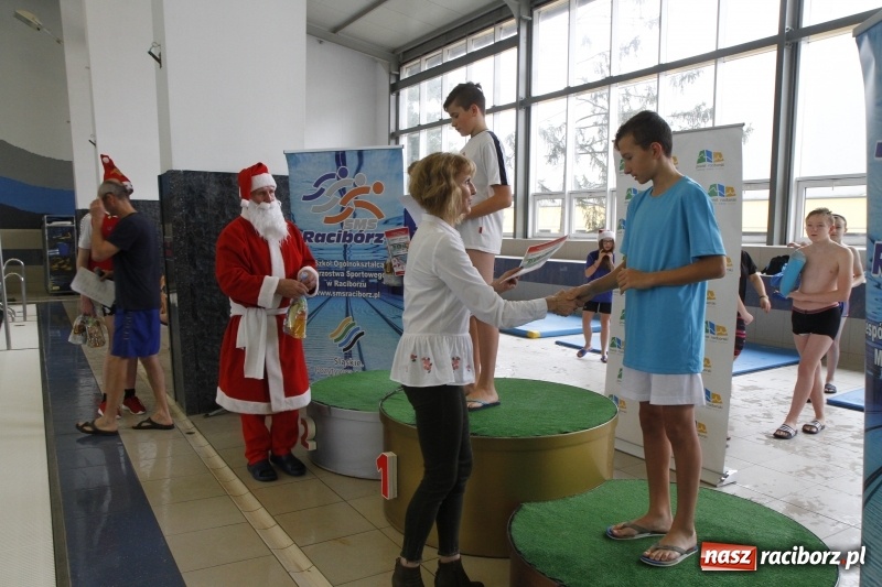 Zdjęcie w galerii na portalu naszraciborz.pl: Mikołajkowe Zawody Pływackie w ZSOMS wiadomości z regionu