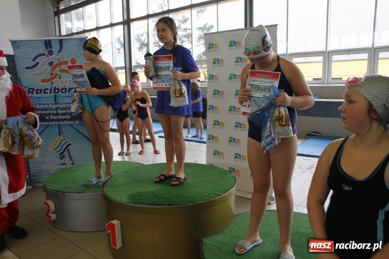 Zdjęcie w galerii na portalu naszraciborz.pl: Mikołajkowe Zawody Pływackie w ZSOMS wiadomości z regionu