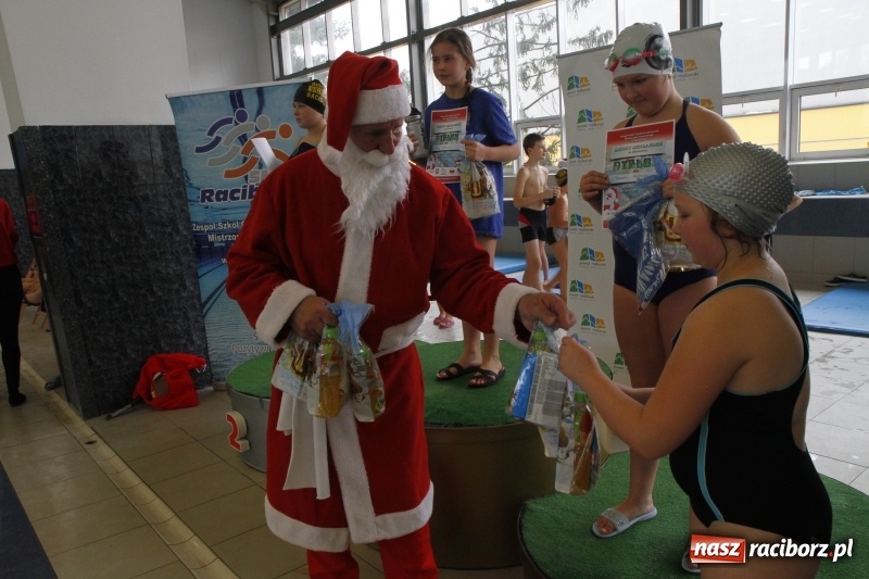 Zdjęcie w galerii na portalu naszraciborz.pl: Mikołajkowe Zawody Pływackie w ZSOMS wiadomości z regionu