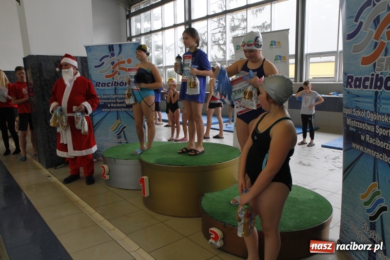 Zdjęcie w galerii na portalu naszraciborz.pl: Mikołajkowe Zawody Pływackie w ZSOMS wiadomości z regionu