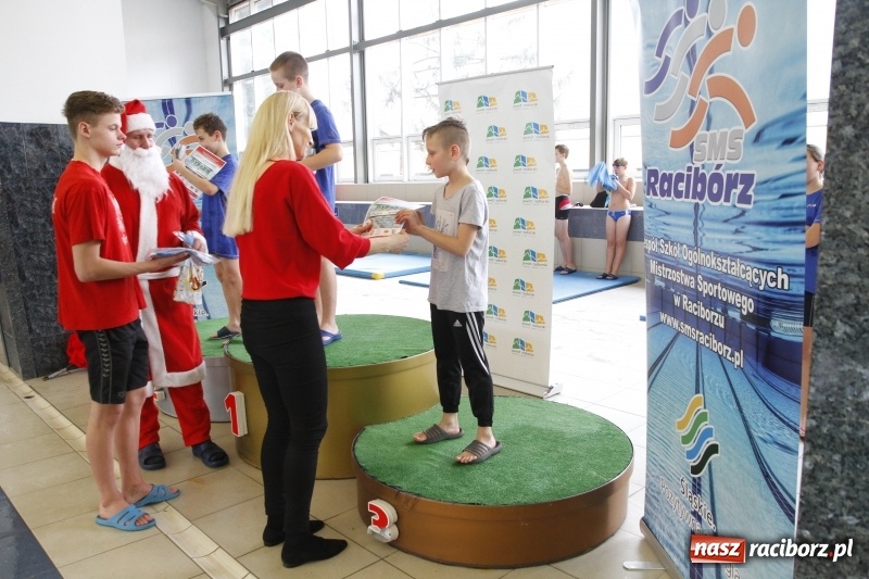 Zdjęcie w galerii na portalu naszraciborz.pl: Mikołajkowe Zawody Pływackie w ZSOMS wiadomości z regionu