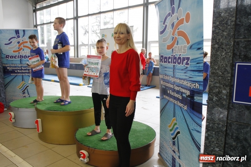 Zdjęcie w galerii na portalu naszraciborz.pl: Mikołajkowe Zawody Pływackie w ZSOMS wiadomości z regionu