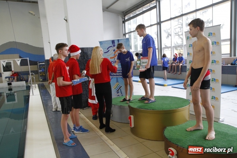 Zdjęcie w galerii na portalu naszraciborz.pl: Mikołajkowe Zawody Pływackie w ZSOMS wiadomości z regionu