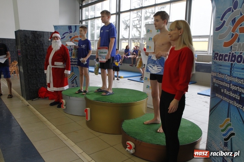 Zdjęcie w galerii na portalu naszraciborz.pl: Mikołajkowe Zawody Pływackie w ZSOMS wiadomości z regionu