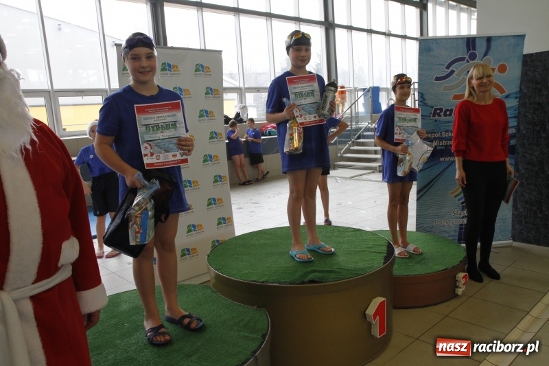 Zdjęcie w galerii na portalu naszraciborz.pl: Mikołajkowe Zawody Pływackie w ZSOMS wiadomości z regionu