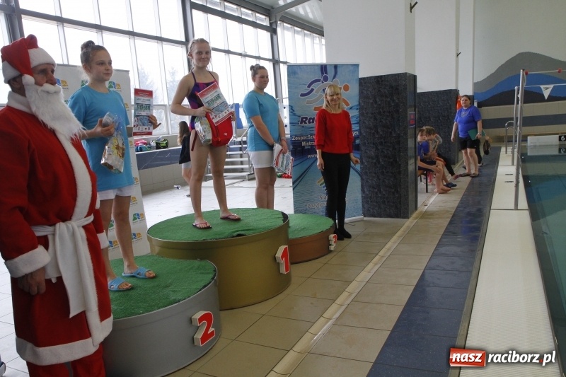 Zdjęcie w galerii na portalu naszraciborz.pl: Mikołajkowe Zawody Pływackie w ZSOMS wiadomości z regionu