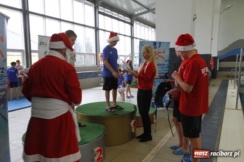 Zdjęcie w galerii na portalu naszraciborz.pl: Mikołajkowe Zawody Pływackie w ZSOMS wiadomości z regionu