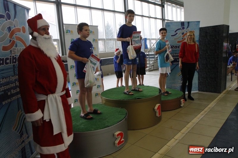 Zdjęcie w galerii na portalu naszraciborz.pl: Mikołajkowe Zawody Pływackie w ZSOMS wiadomości z regionu