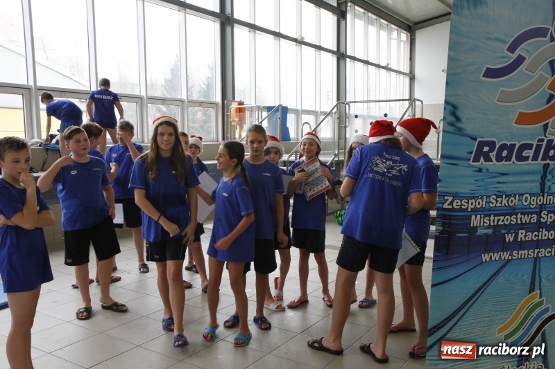 Zdjęcie w galerii na portalu naszraciborz.pl: Mikołajkowe Zawody Pływackie w ZSOMS wiadomości z regionu