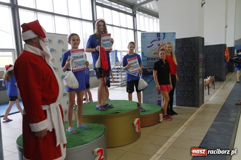 Zdjęcie w galerii na portalu naszraciborz.pl: Mikołajkowe Zawody Pływackie w ZSOMS wiadomości z regionu