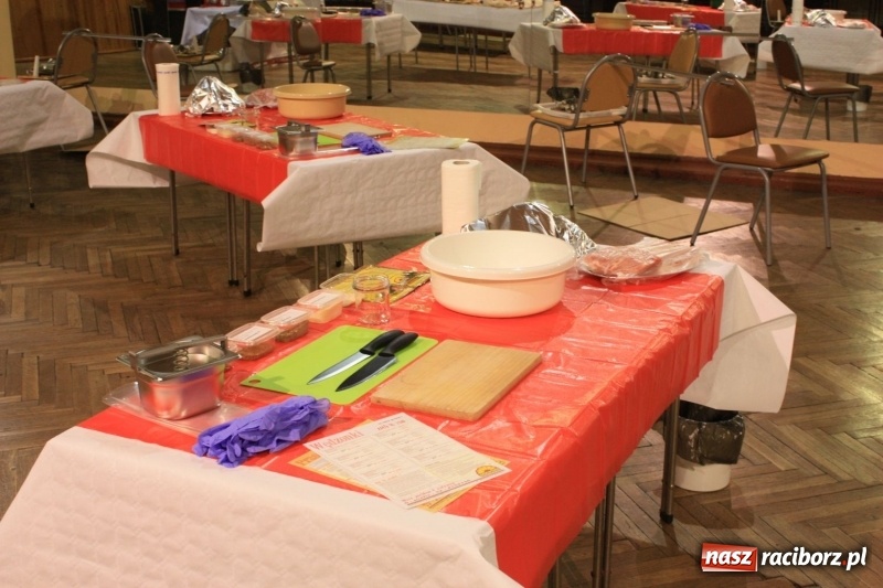 Zdjęcie w galerii na portalu naszraciborz.pl: Aromatycznie, smacznie i przyjemnie. Warsztaty wędzenia w Miejskim Ośrodku Kultury w Krzanowicach wiadomości z regionu