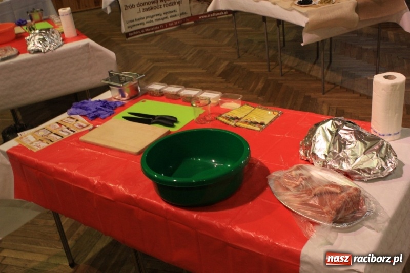 Zdjęcie w galerii na portalu naszraciborz.pl: Aromatycznie, smacznie i przyjemnie. Warsztaty wędzenia w Miejskim Ośrodku Kultury w Krzanowicach wiadomości z regionu