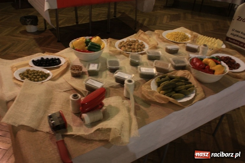 Zdjęcie w galerii na portalu naszraciborz.pl: Aromatycznie, smacznie i przyjemnie. Warsztaty wędzenia w Miejskim Ośrodku Kultury w Krzanowicach wiadomości z regionu