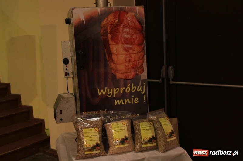Zdjęcie w galerii na portalu naszraciborz.pl: Aromatycznie, smacznie i przyjemnie. Warsztaty wędzenia w Miejskim Ośrodku Kultury w Krzanowicach wiadomości z regionu