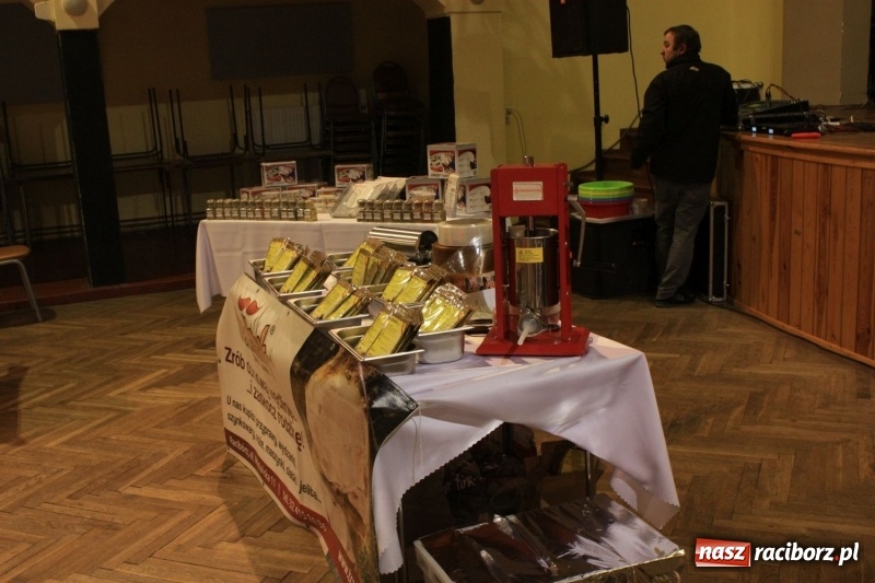 Zdjęcie w galerii na portalu naszraciborz.pl: Aromatycznie, smacznie i przyjemnie. Warsztaty wędzenia w Miejskim Ośrodku Kultury w Krzanowicach wiadomości z regionu