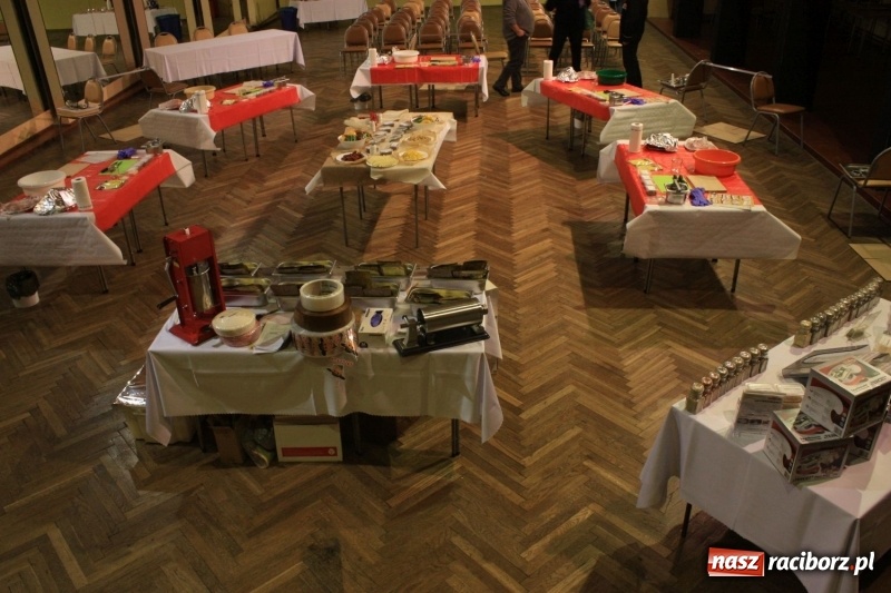 Zdjęcie w galerii na portalu naszraciborz.pl: Aromatycznie, smacznie i przyjemnie. Warsztaty wędzenia w Miejskim Ośrodku Kultury w Krzanowicach wiadomości z regionu