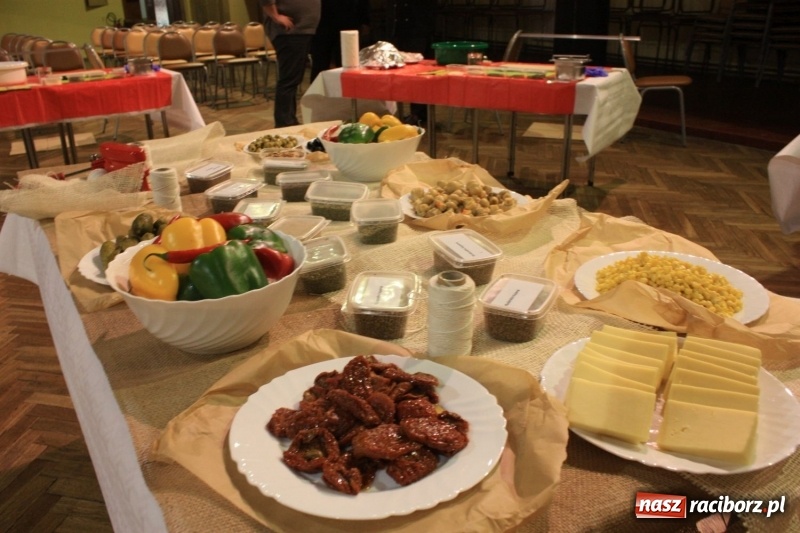 Zdjęcie w galerii na portalu naszraciborz.pl: Aromatycznie, smacznie i przyjemnie. Warsztaty wędzenia w Miejskim Ośrodku Kultury w Krzanowicach wiadomości z regionu